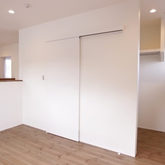 吹き抜けのあるコンパクトハウス　2階洋室