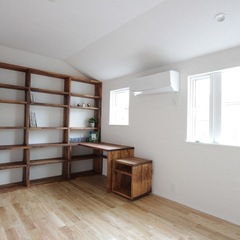 青い屋根のかわいいお家　造作家具のある洋室
