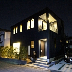 ダークブルーのガルバの家　スタイリッシュなガルバの外観