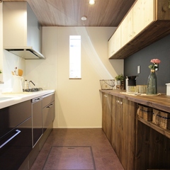 スタイリッシュブラックな家　造作食器棚のキッチン