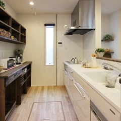 シンプルモダンな切妻屋根の家　オープンな背面収納のキッチン