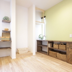 シンプルモダンな切妻屋根の家　ダイニング＆仏間スペース