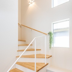 ソトはダークでカッコよく、ナカはナチュラルでかわゆい家　吹き抜け