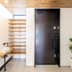 吹抜けダイニングのある、ペットと暮らす住まい　玄関