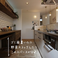  回遊プランのスタイリッシュガルバの家　～キッチン背面造作棚～ 