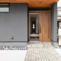 石畳のアプローチと軒が深い理由　～高気密高断熱高耐震の家～