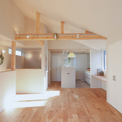 勾配天井のあるナチュラルテイストな住まい　リビングダイニング