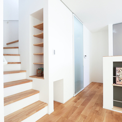 お庭とつながる家　階段