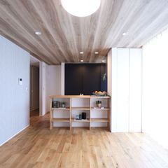 木目天井が主役の温もりと開放感のあるリビング｜船橋市