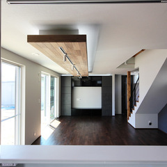 ラグジュアリーモダンのクリニック併用住宅　リビング