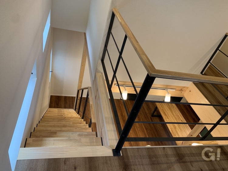 『木の質感あふれる空間でアウトドア気分を楽しめる北欧スタイルの階段』の写真