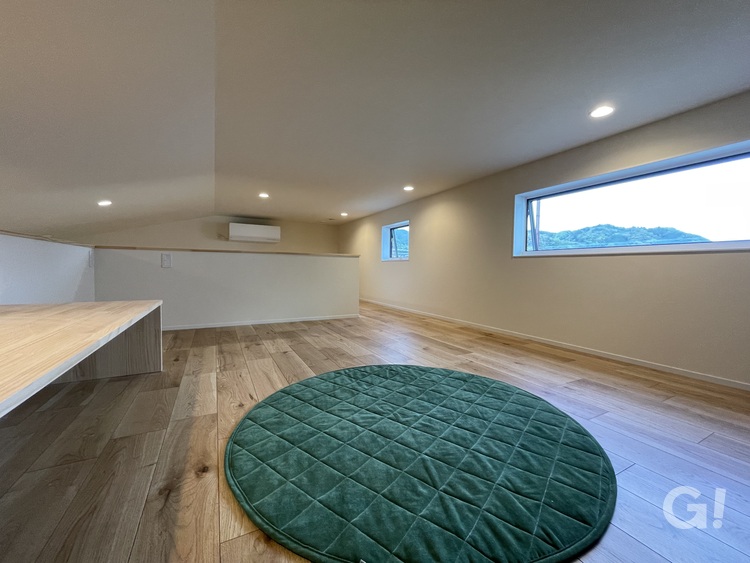 まるで秘密基地！親子でワクワクしてしまうシンプルモダンな屋根裏部屋