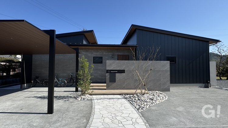 澄み切った青空に堂々と佇む落ち着いた姿がいいシンプルモダンな玄関
