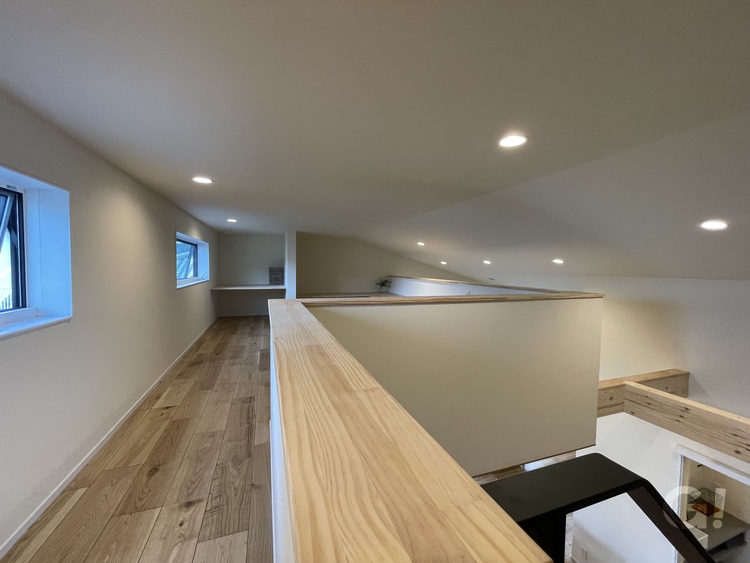 まるで秘密基地のようでワクワクした気持ちにしてくれるシンプルモダンな屋根裏部屋