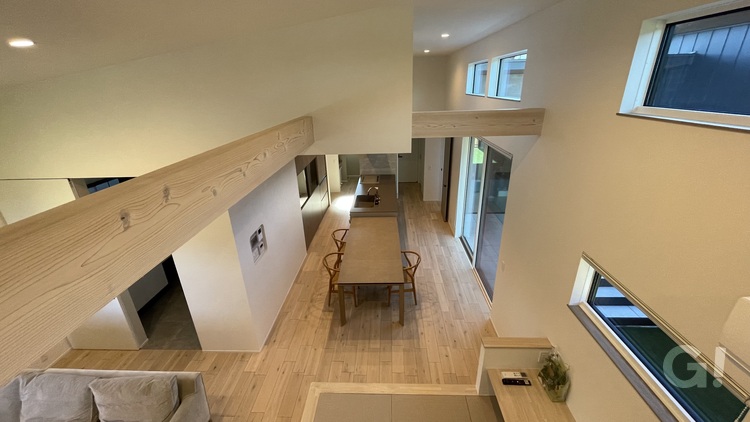 木の優しい香りにそっと包まれリラックスできるシンプルモダンなLDK