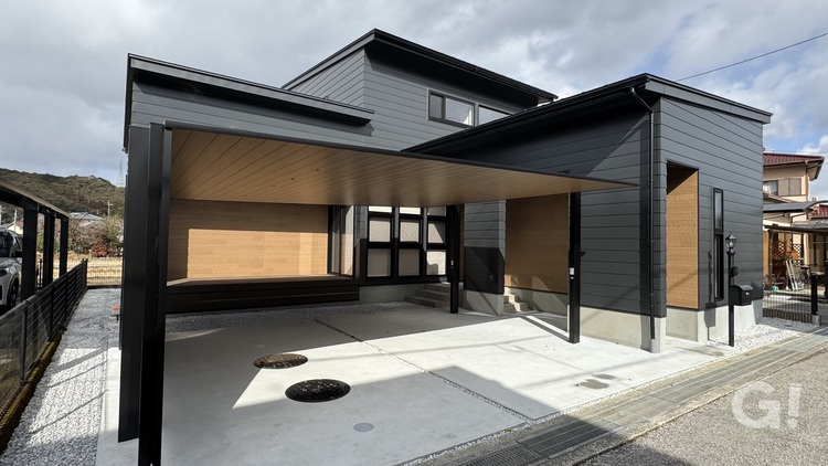 堂々とした佇まいが目を惹く！大人かっこいいシンプルモダンな屋根付きガレージ