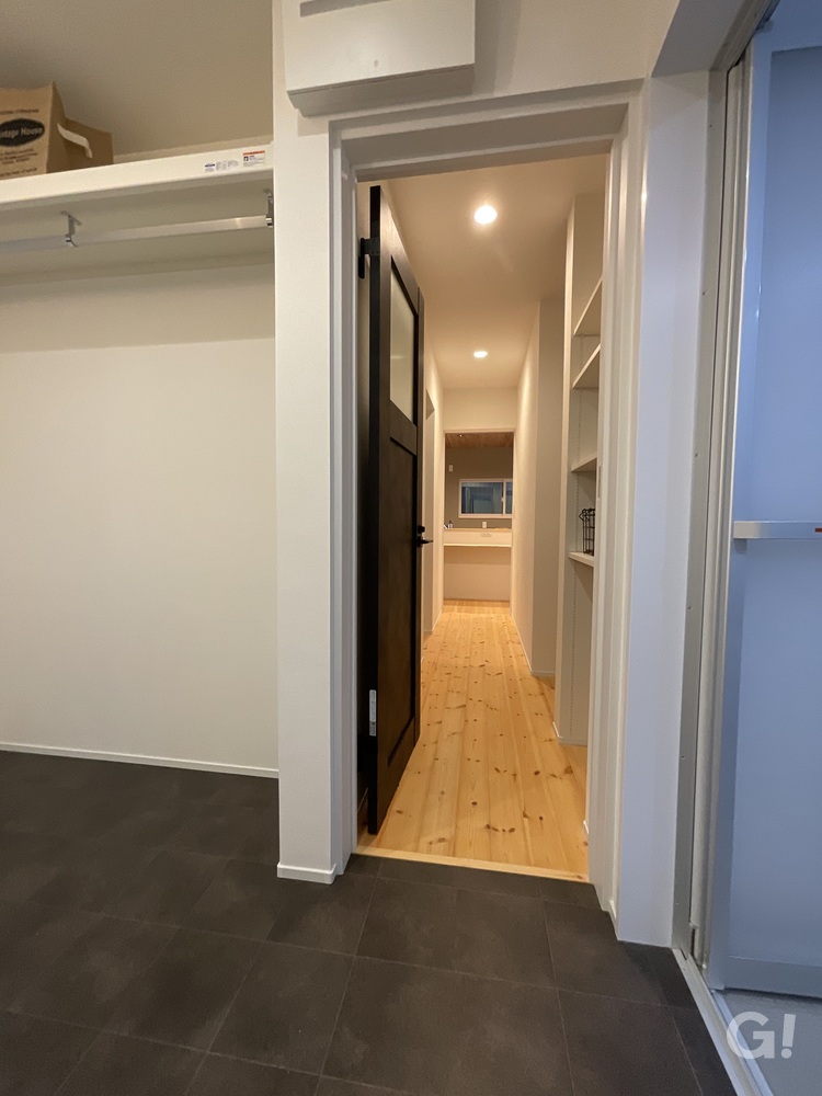 スムーズな移動を叶えてくれる動線がいいシンプルモダンな洗面室