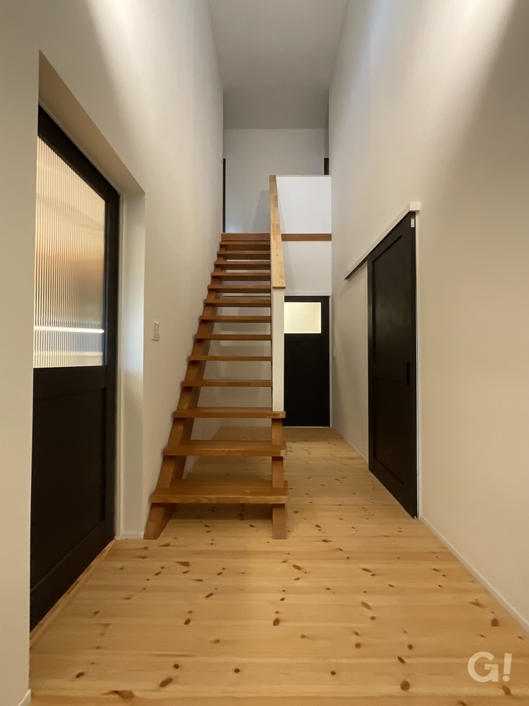 自然の中にいるような優しい感覚にしてくれるシンプルモダンな玄関ホール