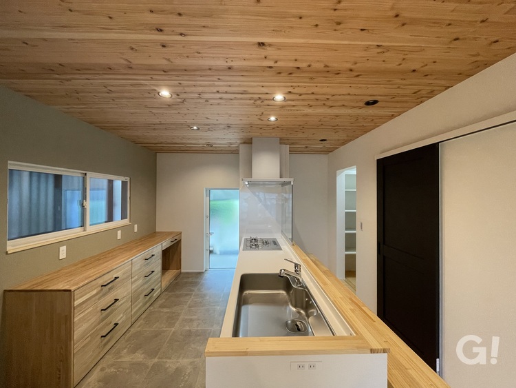 親子で賑やかにアウトドア飯を作れるシンプルモダンなキッチン