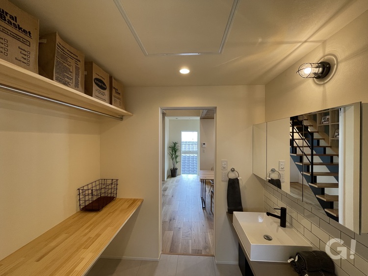 マリンランプがお洒落に明るさを届けてくれるシンプルモダンな洗面室