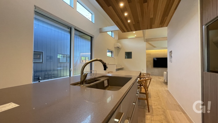 毎日の食事つくりを楽しい時間に変えてくれるシンプルモダンなキッチン