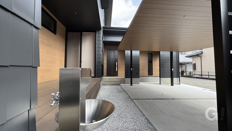 自分たちらしい上質な雰囲気を演出してくれるシンプルモダンなエクステリア