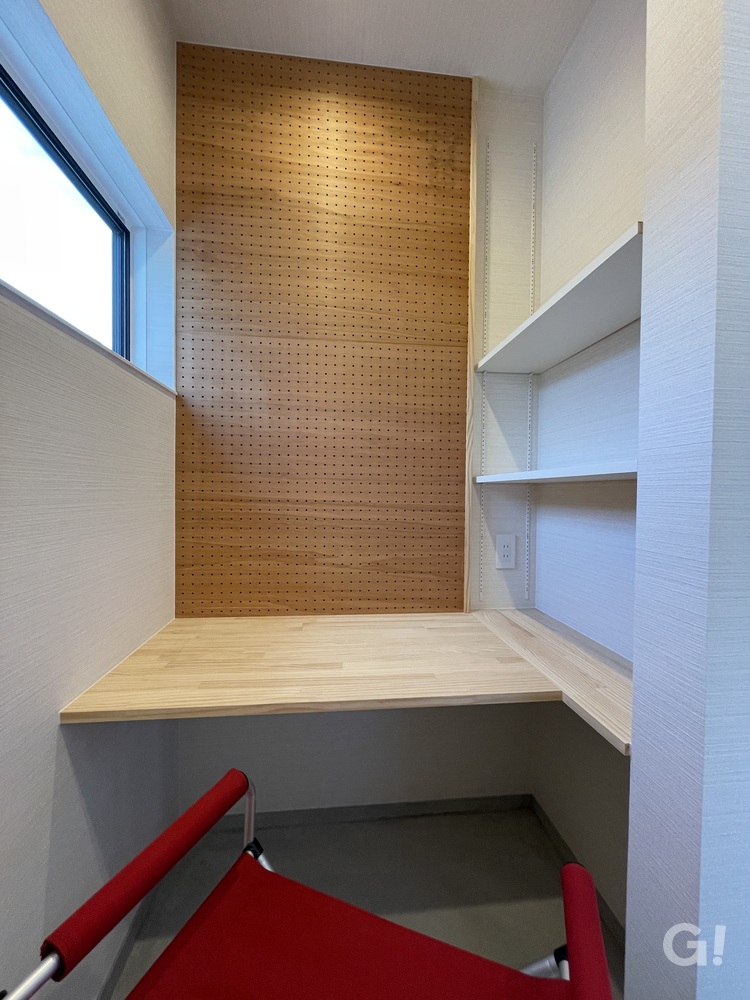 ON / OFFともに集中した時を過ごせるシンプルモダンなスタディコーナー