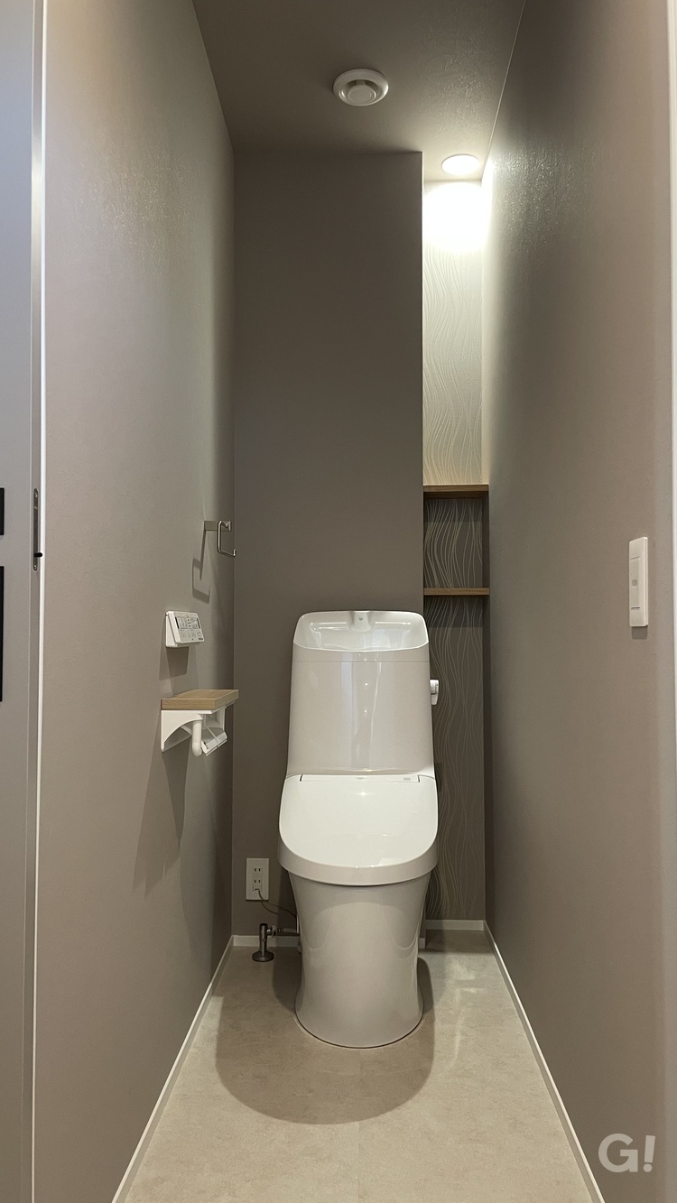 『グレージュカラーで統一され上品な印象がいいシンプルモダンなトイレ』の写真