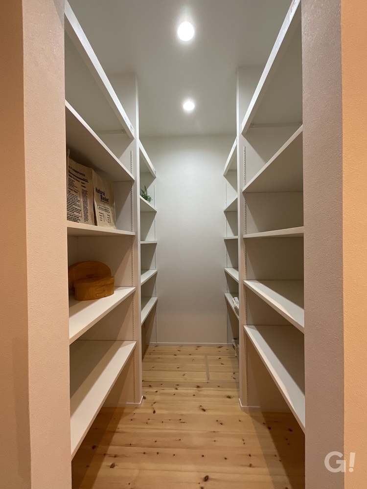 『アウトドアグッズも美しく整理整頓OKのシンプルモダンな収納スペース』の写真