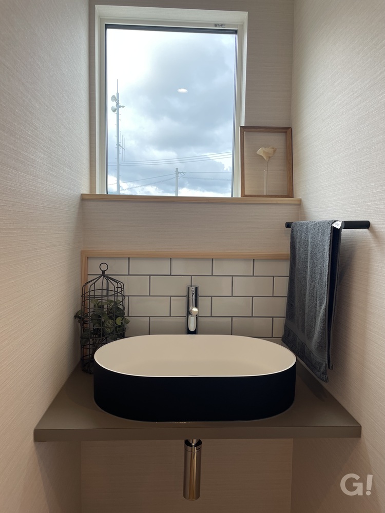 『ほっと心が落ち着くこの空間が好き！使い勝手もいいシンプルモダンなセカンド洗面所』の写真