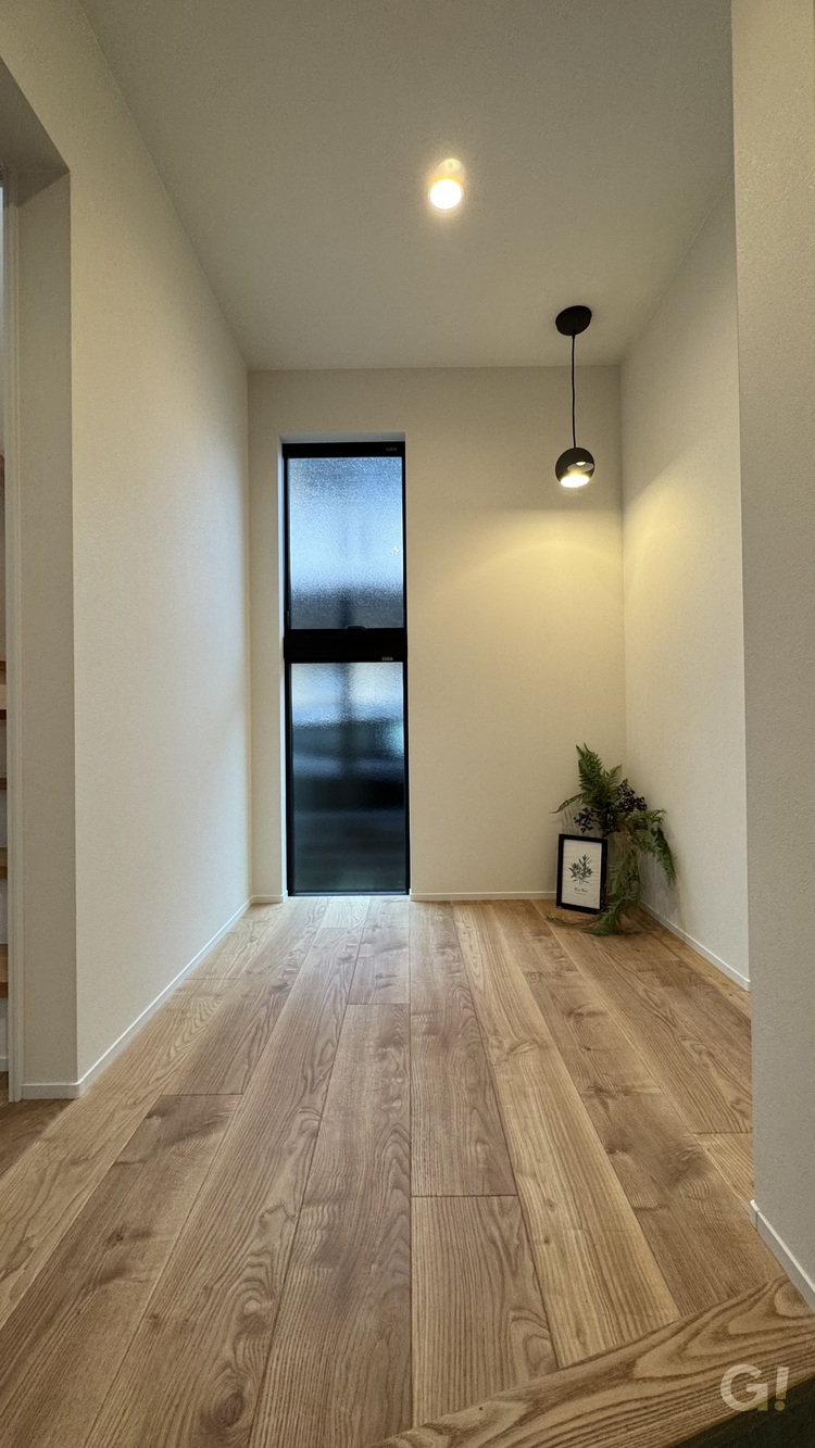 『自然の癒しをじっくり感じられる空気感がいいシンプルモダンな玄関』の写真