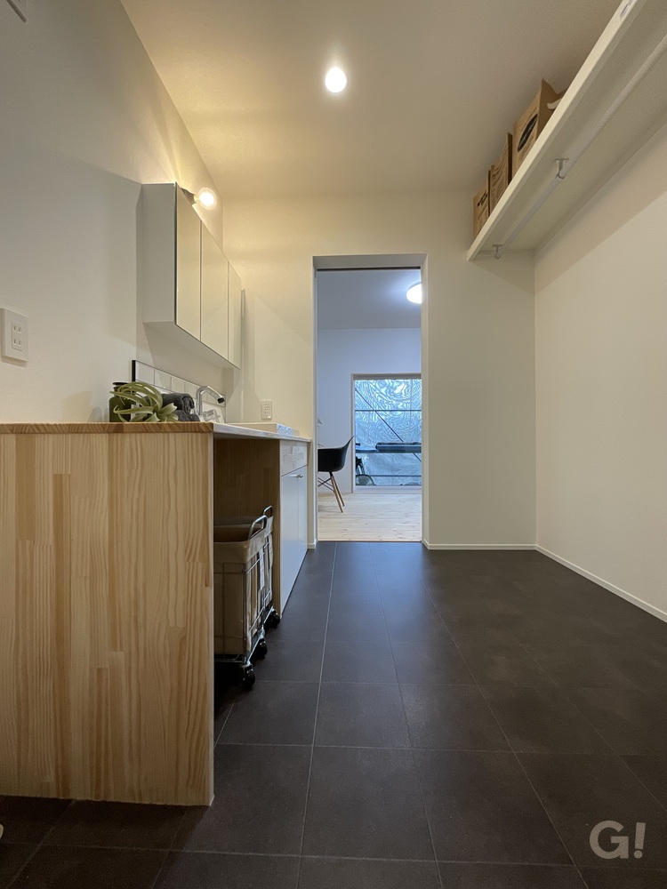 毎日、使い勝手の良さを実感できる清潔感あふれるシンプルモダンな洗面室