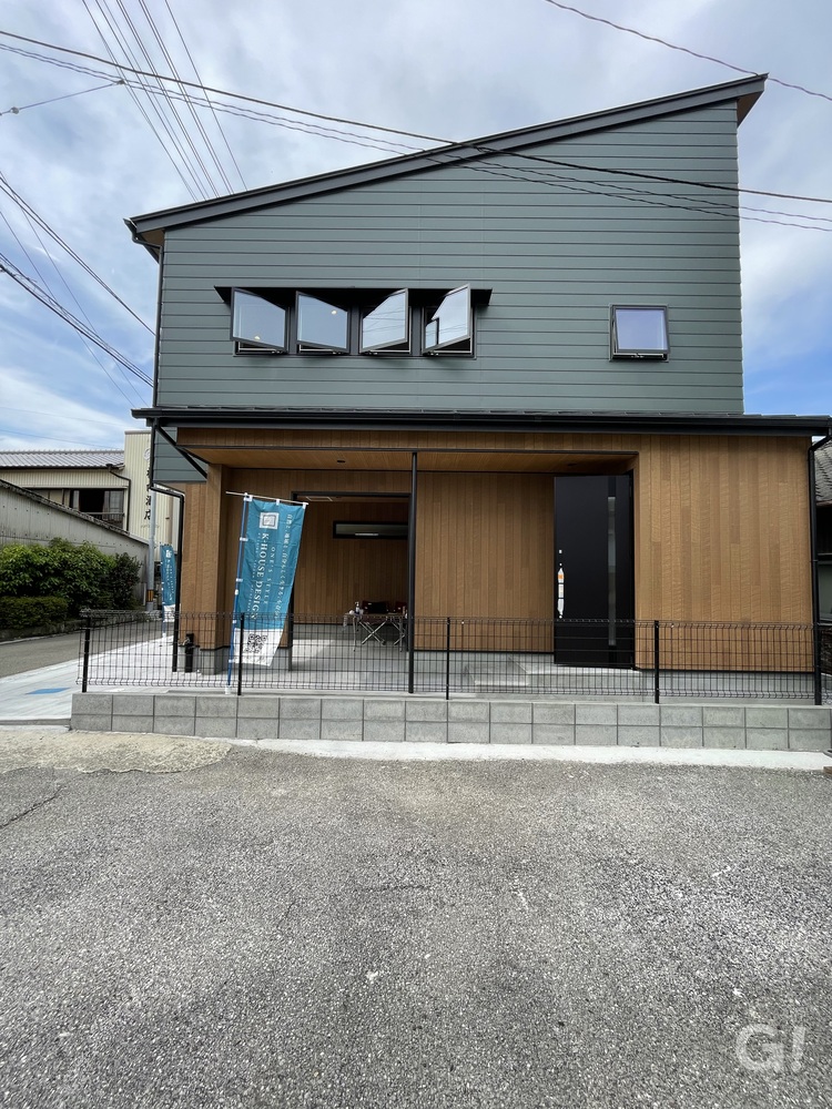 『モスグリーンで個性を表現！インナーガレージのあるシンプルモダンな家』の写真