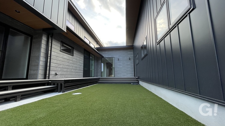 家族だけの特別空間で好きを楽しむシンプルモダンなインナーバルコニー