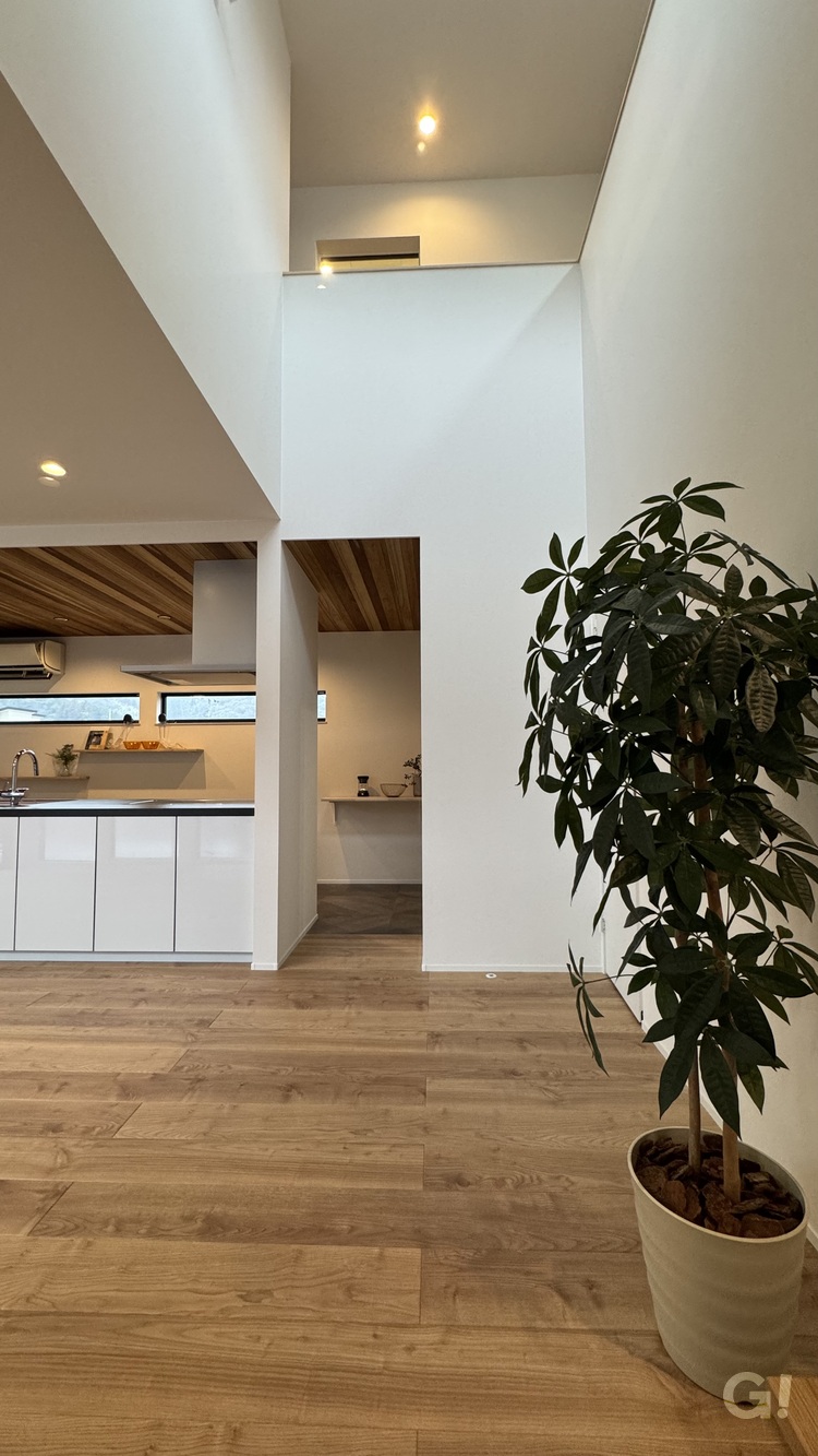 『自然素材×アウトドア感覚を思う存分楽しめるシンプルモダンなLDK』の写真