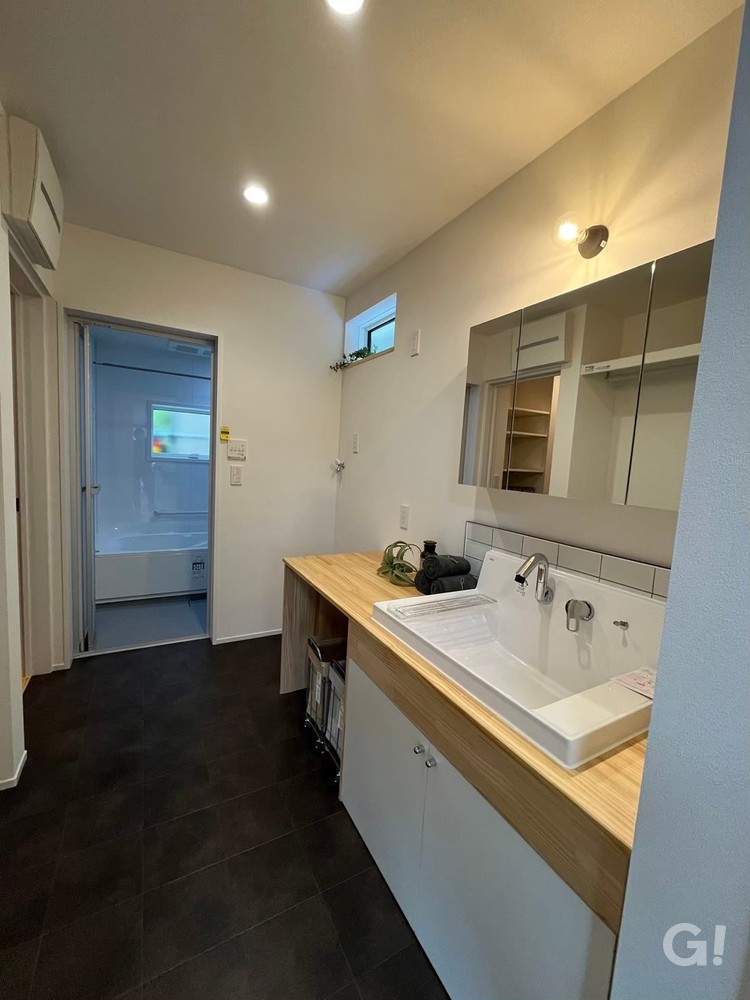 『リラックスタイムを過ごせる最高の空間！動線もいいシンプルモダンな洗面室』の写真