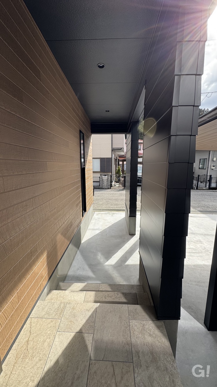 お日様の優しい温もりをそっと感じられるシンプルモダンな玄関ポーチ