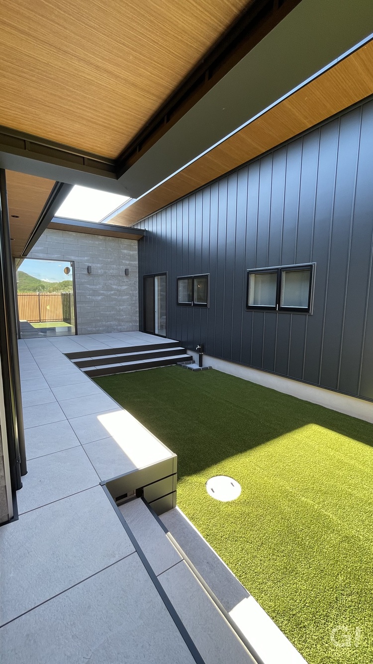 『家族だけの特別な外空間を贅沢に満喫できるシンプルモダンな中庭』の写真