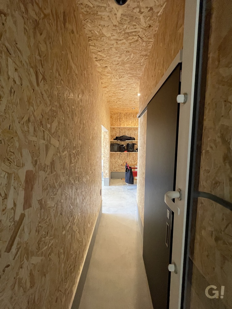 コルク調の壁面がお洒落！アウトドアグッズも片付くシンプルモダンな土間収納