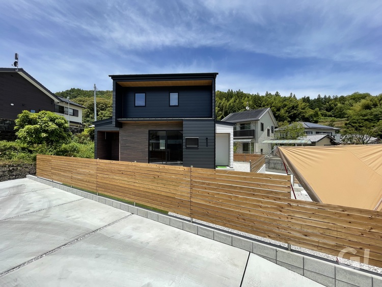 洗練された美しい姿が一際目を惹くシンプルモダンな家