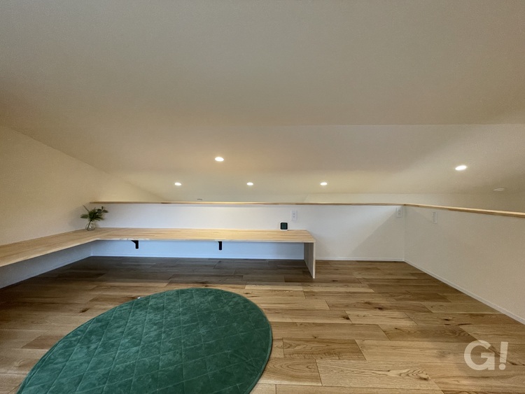 『おうちアウトドアを思う存分満喫できるシンプルモダンな屋根裏部屋』の写真