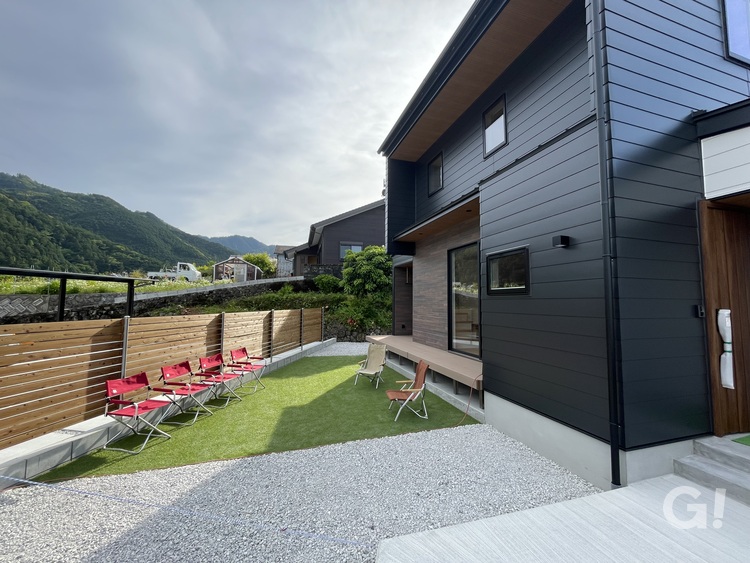 家族で大好きなアウトドアを思いっきり楽しめるシンプルモダンな庭