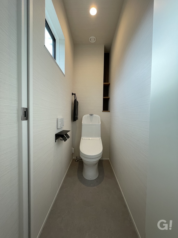 白で揃えられ美しい姿を見せてくれるシンプルモダンなトイレ