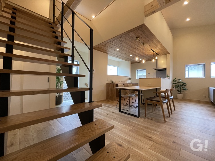 思わず深呼吸したくなる！木の優しい香りに包まれたシンプルモダンなLDK