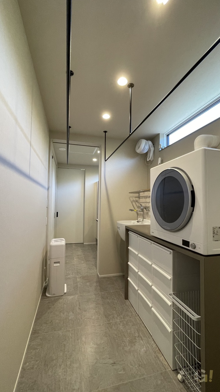 お洗濯作業をこの空間でこなせて家事ラクを叶えるシンプルモダンなランドリールーム