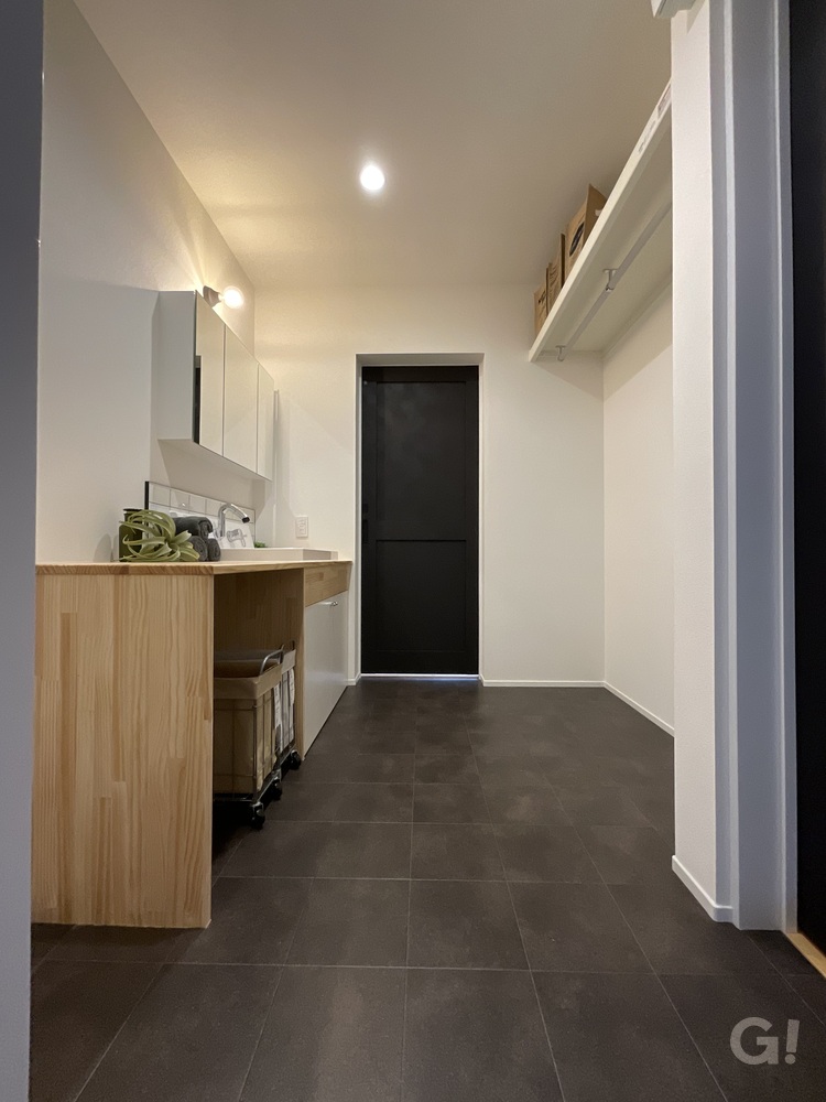 大人カッコいい空気感がお洒落！モノトーンがいいシンプルモダンな洗面室