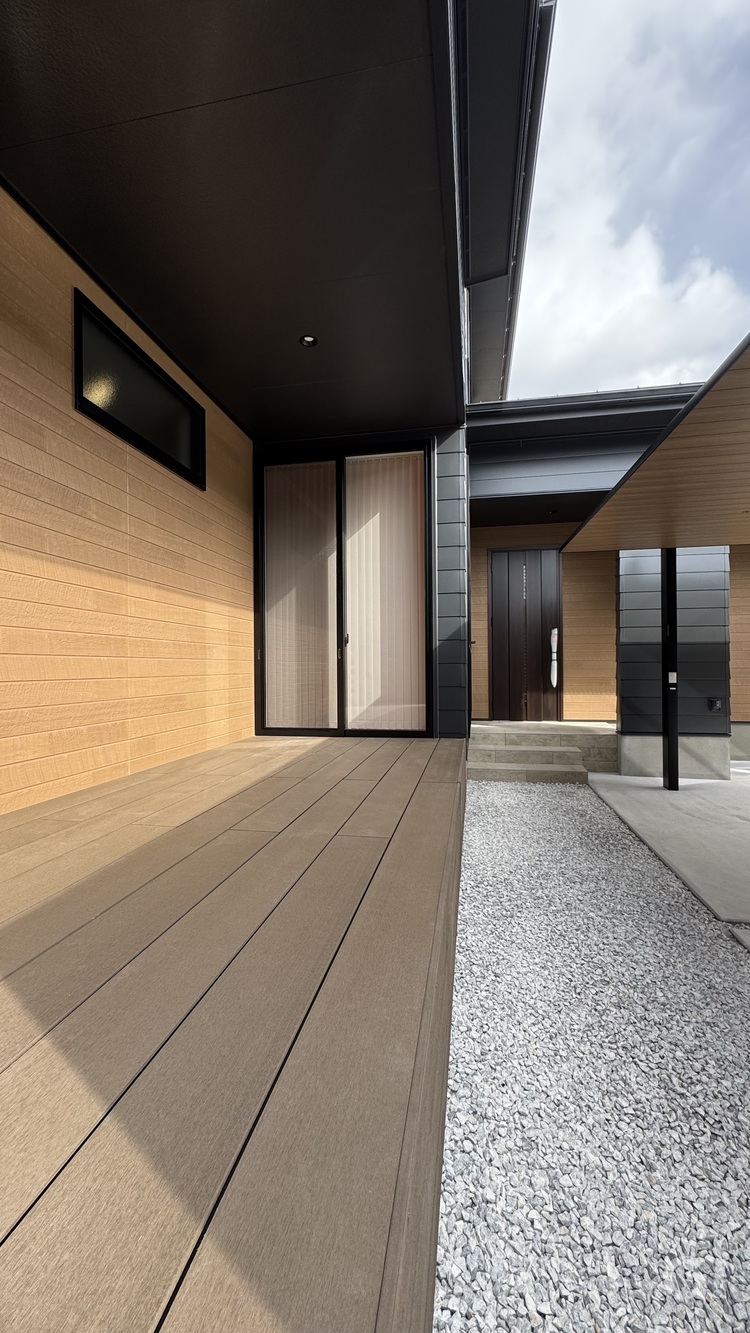 『そこに座るだけで穏やかになれるシンプルモダンな広々とした縁側』の写真