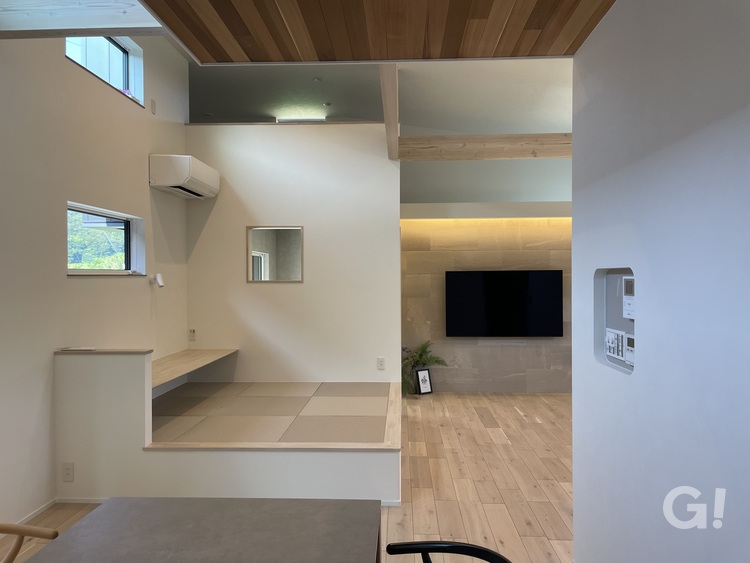 『くつろぎ感たっぷり！空間にメリハリも生まれるシンプルモダンな小上がり畳』の写真