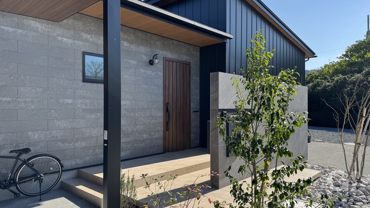 『いつもカッコよくお出迎え！洗練されたスタイリッシュ感がいいシンプルモダンな玄関ポーチ』の写真