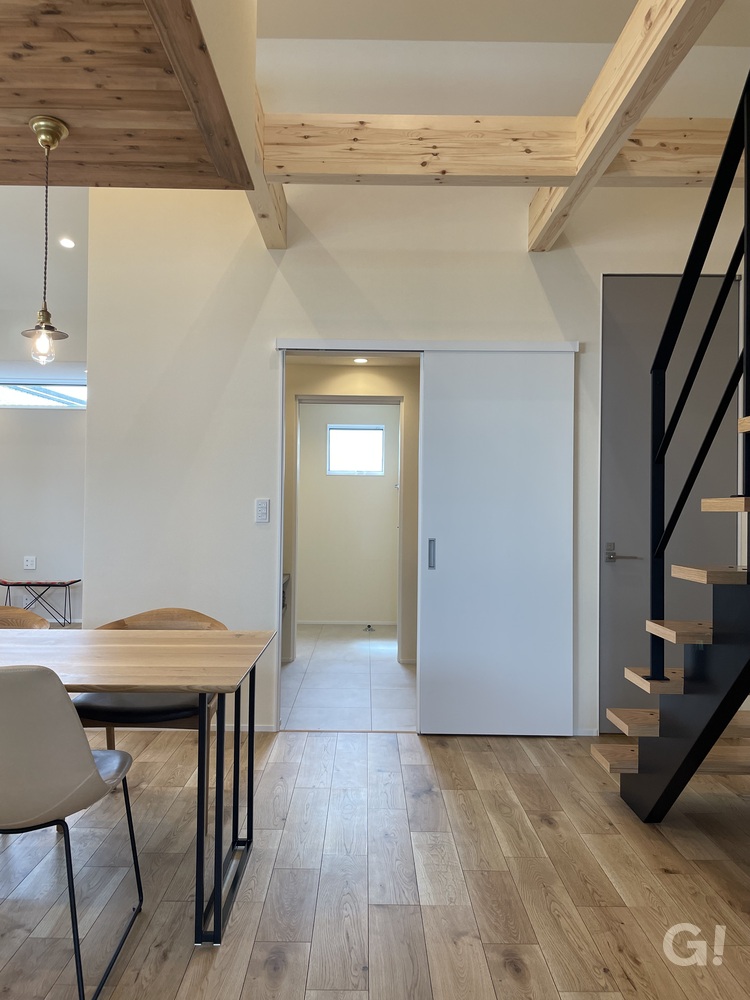 『LDKからの移動もスムーズが嬉しいシンプルモダンな洗面室』の写真